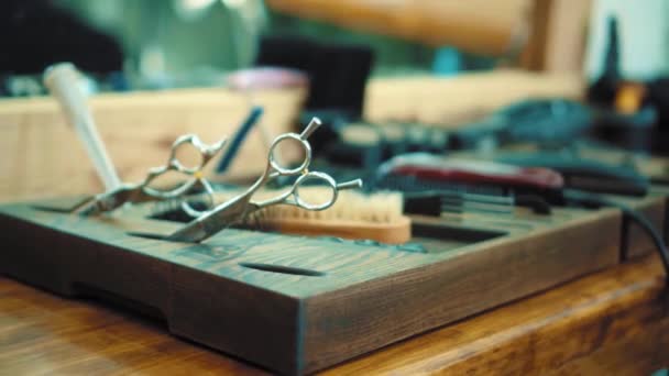 美发师的工作场所 在木制的奥斯丁特写上美发师工具 — 图库视频影像