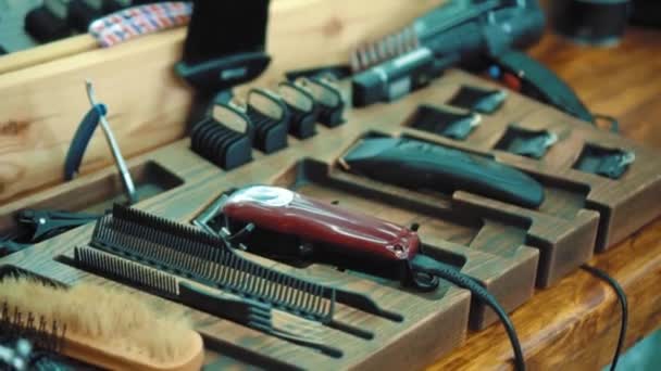 美发师的工作场所 在木制的奥斯丁特写上美发师工具 — 图库视频影像