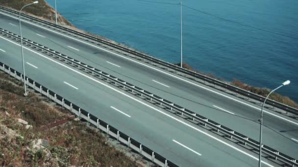 Fotografia Estrada Costeira Pavimentada Junto Mar Com Carros Passagem — Vídeo de Stock