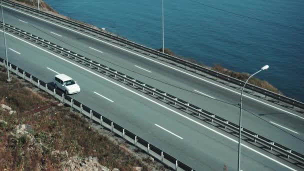 Fotografie Pobřežní Dlážděné Silnice Projíždějícími Vozy — Stock video