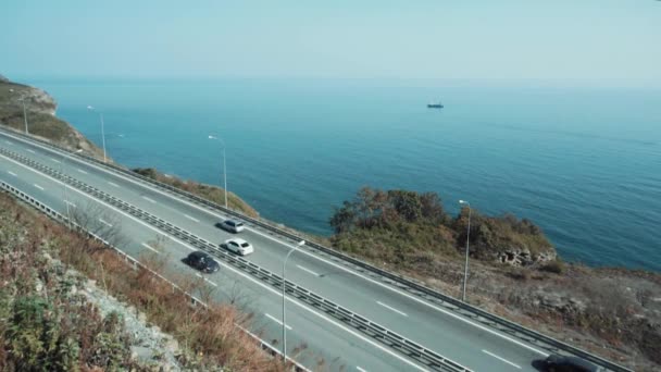 Фотография Прибрежной Асфальтированной Дороги Моря Проезжающими Автомобилями — стоковое видео
