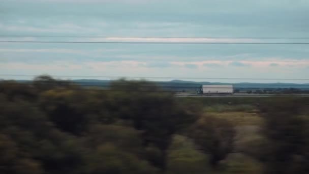 Duży Samochód Ciężarowy Napędami Przyczepy Wzdłuż Wąskiej Drogi Wśród Pól — Wideo stockowe