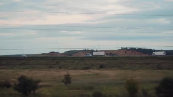 Velký Nákladní Automobil Přívěsem Jezdí Úzké Cestě Dolů Mezi Poli — Stock video