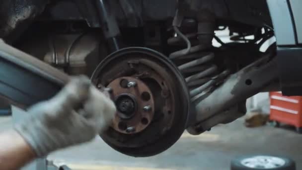 Foto Reparación Engranaje Carrera Las Manos Del Mecánico Del Coche — Vídeo de stock