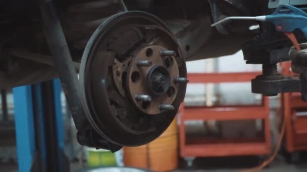 Luft Aus Kompressor Des Fahrzeugs Verschmutzt Bremssystem Mit Staub — Stockvideo