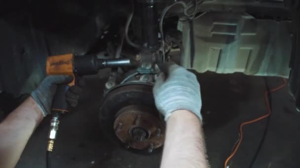 Foto Van Reparatie Van Een Hardloopuitrusting Van Handen Van Automonteur — Stockvideo