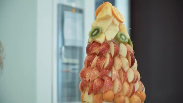 Pirámide Frutas Frescas Tropicales Pie Sobre Mesa Cerca — Vídeos de Stock
