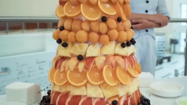 Pyramide Fruits Frais Tropicaux Debout Sur Table Close — Video