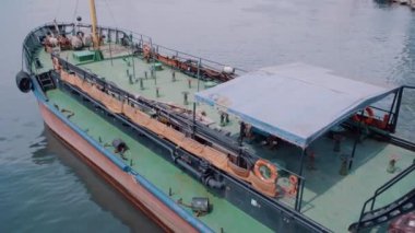 Hava bulutluyken marinada duran küçük yatlar.