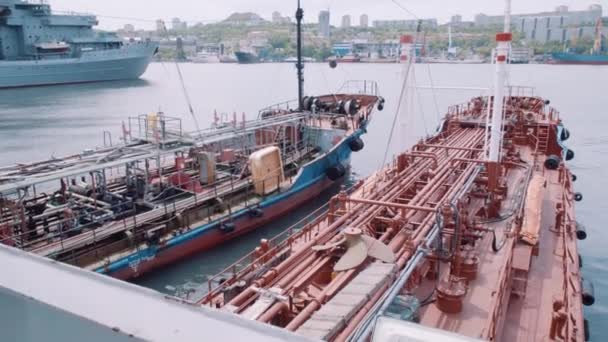 Μικρά Σκάφη Που Στέκονται Στη Μαρίνα Στο Shtil Συννεφιασμένο Καιρό — Αρχείο Βίντεο