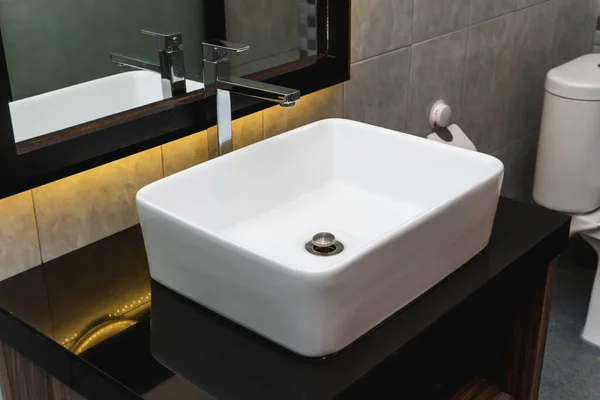 Das Foto Eines Keramischen Waschbeckens Und Spiegels Badezimmer — Stockfoto