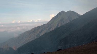 Bromo yanardağındaki Java adasında volkanik duman içindeki eski bir ahşap binanın videosu.