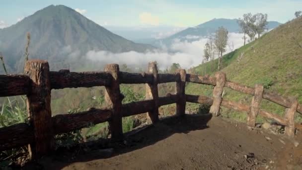 印度尼西亚爪哇岛上有云彩的高山火山录像 — 图库视频影像