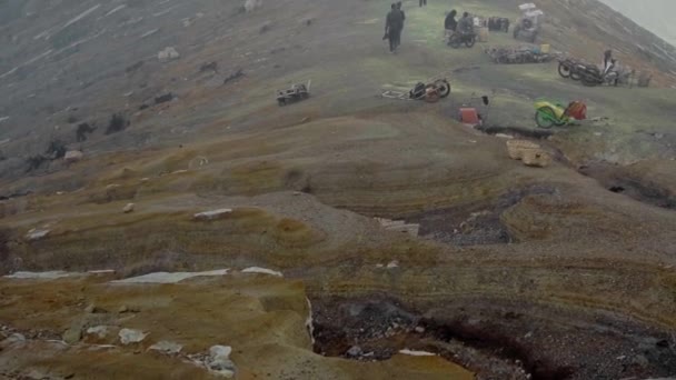 インドネシアのジャワ島に雲がある高火山のビデオ — ストック動画