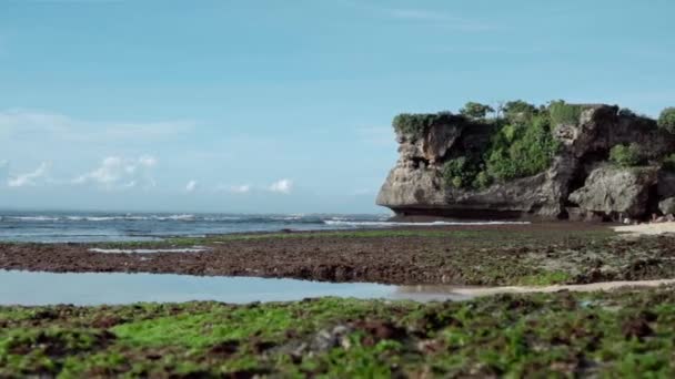 Video Van Zee Gegoten Van Blauw Water Met Kale Rotsen — Stockvideo