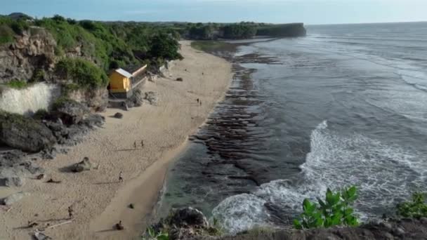 Video Arroyo Marino Agua Azul Con Rocas Desnudas Arrecifes Verdes — Vídeo de stock