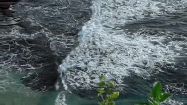 Videó Tenger Öntött Kék Víz Csupasz Sziklák Zöld Zátonyok — Stock videók