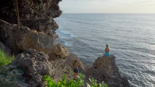 Wideo Morskiego Krajobrazu Błękitną Czystą Wodą Dużymi Ostrymi Skałami — Wideo stockowe