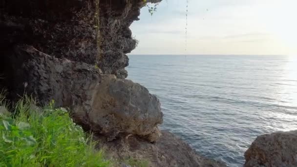 Video Mořské Krajiny Modrou Průzračnou Vodou Velkými Ostrými Skalami — Stock video