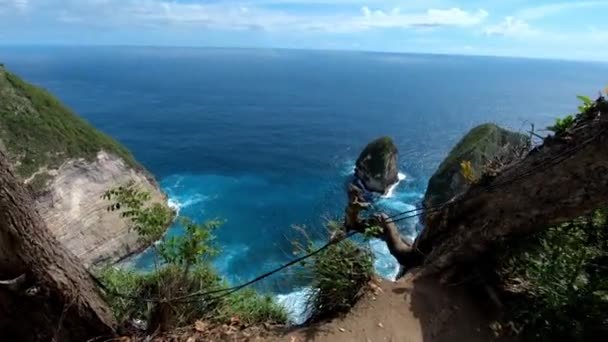Видео Первого Лица Подходящего Человека Скале Высокой Горе Видом Море — стоковое видео