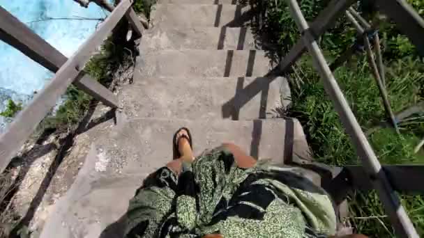 Vidéo Première Personne Une Personne Convenable Sur Vieil Escalier Rocheux — Video