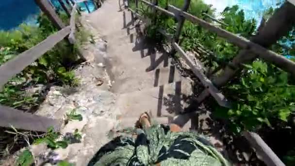 Vidéo Première Personne Une Personne Convenable Sur Vieil Escalier Rocheux — Video