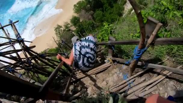 Vídeo Primera Persona Una Persona Adecuada Una Vieja Escalera Roca — Vídeo de stock