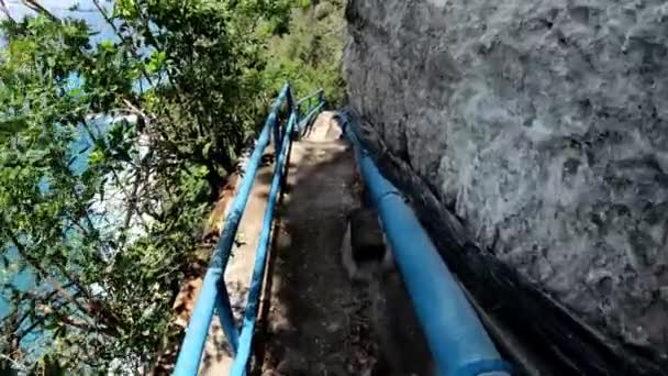 Vidéo Première Personne Une Personne Convenable Sur Vieil Escalier Bois — Video