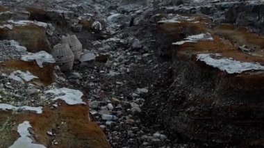 Endonezya 'daki Java adasında bulutlu yüksek volkan videosu