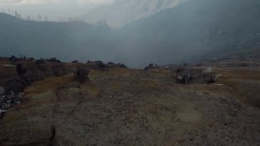 Endonezya 'daki Java adasında bulutlu yüksek volkan videosu