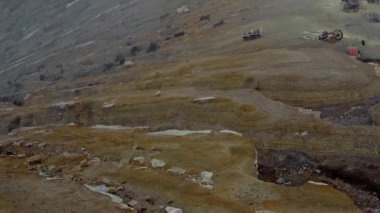 Endonezya 'daki Java adasında bulutlu yüksek volkan videosu