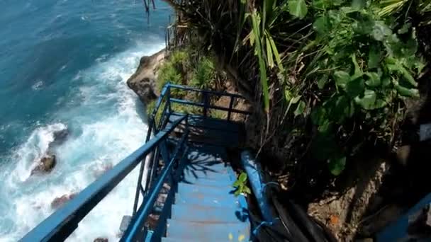 Vidéo Première Personne Une Personne Convenable Sur Vieil Escalier Bois — Video