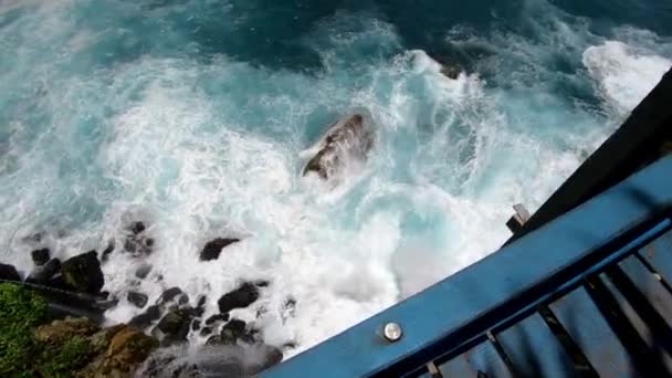海と岩の見える高い山の崖への古い木製の階段上の適切な人の一人称ビデオ — ストック動画