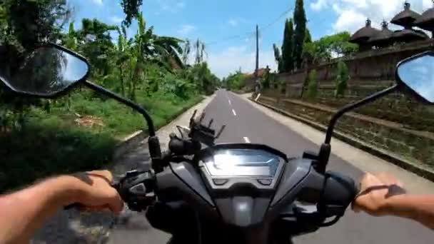 Езда Мотоцикле Асфальтированной Дороге Первого Лица — стоковое видео