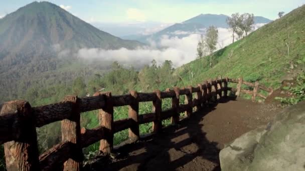Видео Высокого Вулкана Облаками Острове Ява Индонезии — стоковое видео