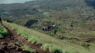 Yıllar önce volkandan oluşan yeşil vadinin videosu.