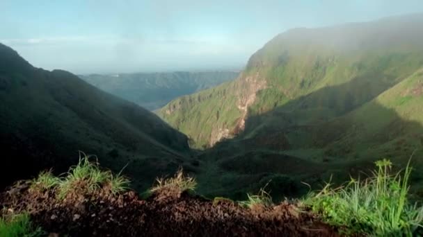 多年前火山形成的绿谷录像 — 图库视频影像