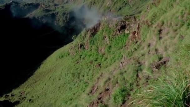 硫化水素の煙土を持つ火山から形成された緑の谷のビデオ — ストック動画