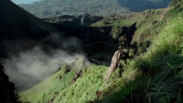 Vídeo Valle Verde Formado Por Volcán Con Tierra Humo Sulfuro — Vídeos de Stock