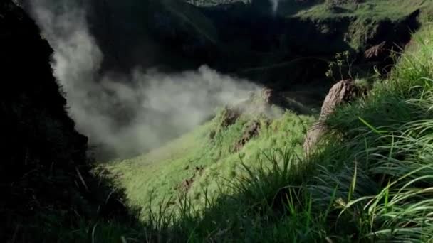 Vídeo Vale Verde Formado Partir Vulcão Com Terra Fumaça Sulfureto — Vídeo de Stock