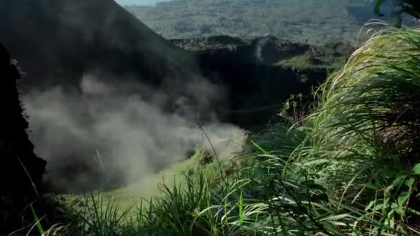 Vídeo Vale Verde Formado Partir Vulcão Com Terra Fumaça Sulfureto — Vídeo de Stock