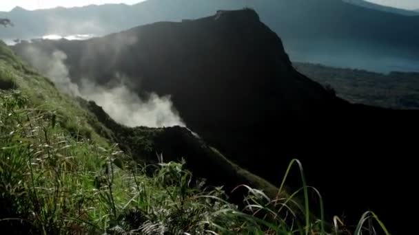 Video Dari Lembah Hijau Terbentuk Dari Gunung Berapi Dengan Asap — Stok Video