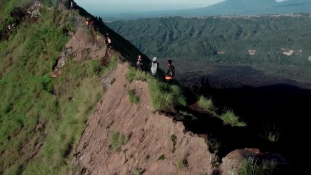 何年も前に火山から形成された緑の谷のビデオ — ストック動画