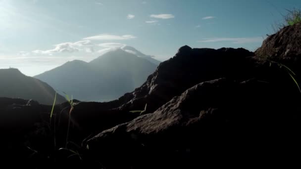 多年前火山形成的绿谷录像 — 图库视频影像