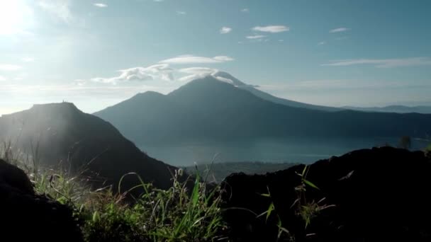 多年前火山形成的绿谷录像 — 图库视频影像