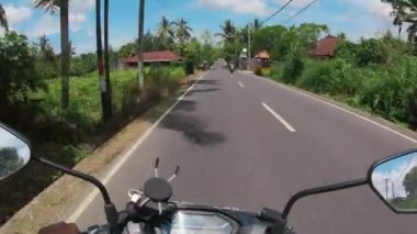 Asfalt yolda motosiklet sürmek Bali 'deki ilk insan