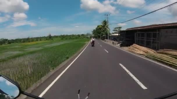 Montar Una Motocicleta Una Carretera Pavimentada Primera Persona Bali — Vídeos de Stock