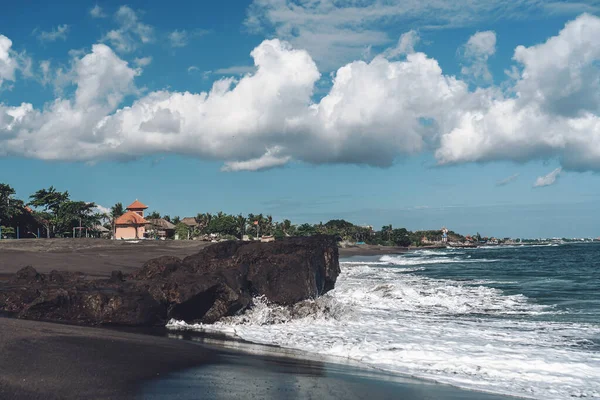 Endonezya 'daki Bali Adası' nda büyük kayalara çarpan büyük dalgaların fotoğrafı