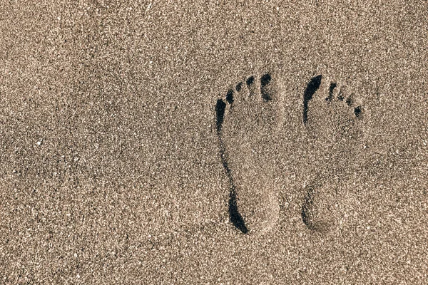 Fotografia Męskiej Nogi Żółtym Piasku Morskim Zbliżenie Słoneczny Dzień — Zdjęcie stockowe