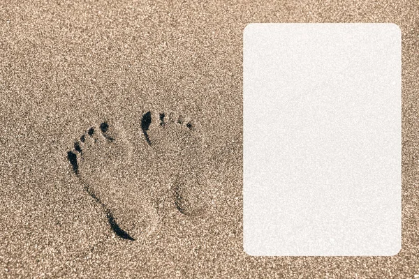 Zdjęcie Męskiej Nogi Żółtym Piasku Morskim Zbliżenie Słoneczny Dzień Białą — Zdjęcie stockowe